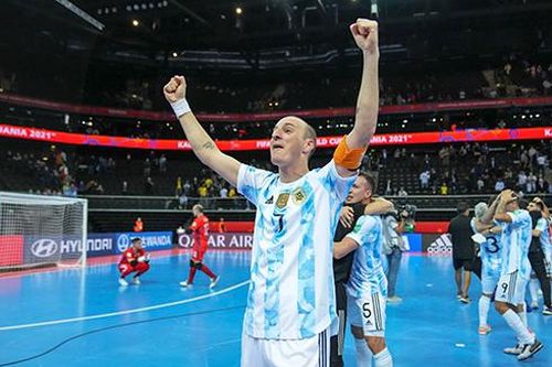 Đả bại Brazil, Argentina vào chung kết