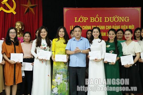 Đảng ủy Khối các cơ quan tỉnh: Bế giảng lớp bồi dưỡng lý luận chính trị cho đảng viên mơíTin khácThông tin về đầu mối liên lạc, ứng trực 24/24 giờ hỗ trợ công dân nước ngoài của Sở Ngoại vụ tỉnh Lạng SơnThư kêu gọi vận động ủng hộ công tác phòng, chống dị