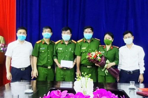 Huyện Bắc Hà: Khen thưởng đột xuất lực lượng công an triệt phá thành công vụ án ma túy