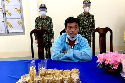 Bắt đối tượng nghi vận chuyển lượng lớn vàng qua biên giới