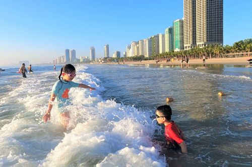 Người Đà Nẵng thỏa thích ra biển sau những ngày cấm tắm