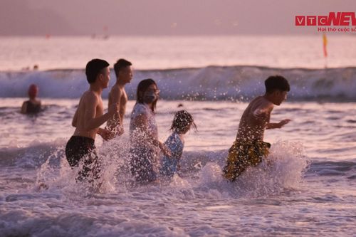 Người Đà Nẵng tắm biển, tập thể dục sau hơn 2 tháng giãn cách