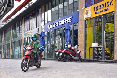 Giao hàng cận 'bình thường mới' ở TP.HCM: Shipper mừng lo lẫn lộn