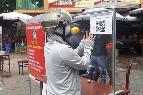 Người dân lơ là khai báo, quét mã QR tại các chợ dân sinh