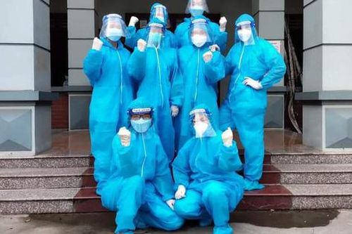 Cán bộ y tế Thủ đô chi viện Hà Nam lấy mẫu xét nghiệm, tiêm vaccine