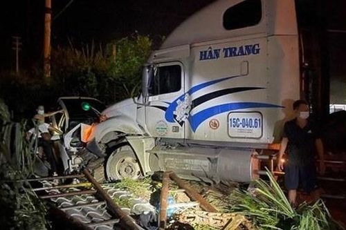 Quảng Ninh: Bắt giam tài xế container tông bẹp rúm xe Hyundai Tucson