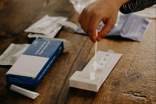 'Tôi đi mua kit xét nghiệm Covid-19 ở Mỹ'