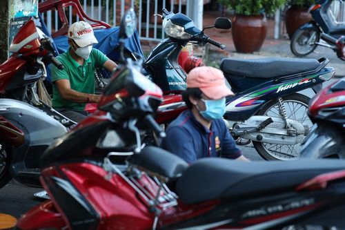 Nhiều tiệm sửa xe máy ở TP.HCM bị dừng hoạt động