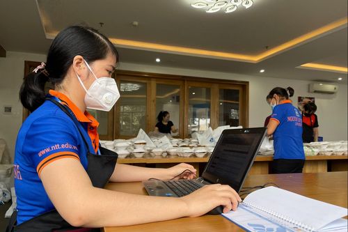 Giảng viên ở TP.HCM dạy online tại bếp ăn từ thiện