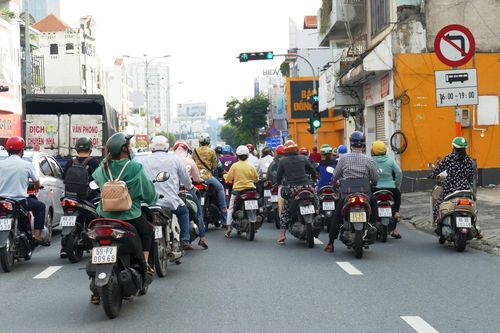 Ngày đầu 'bình thường mới' ở TPHCM