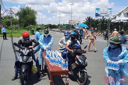 Vĩnh Long đón hơn 100 người dân đi xe gắn máy về tỉnh