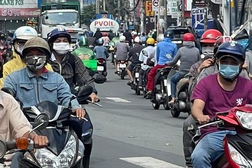 Bình thường mới ở TP HCM: 'Zoom' phố sá, quán hàng 'như hội'