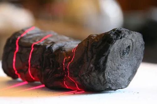 Nhặt được 'mẩu bánh mì đen', vỡ òa khi biết là báu vật vô giá