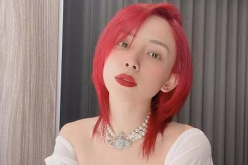 Tóc Tiên khoe tóc đỏ siêu chóe, fan chỉ chú ý vòng 1