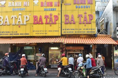 Người dân xếp hàng dài chờ mua thức ăn trong ngày đầu TP. HCM nới lỏng