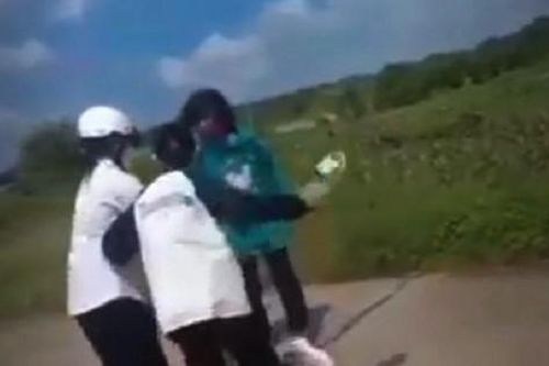 Được rủ ra vườn điều chơi, nữ sinh Đắk Lắk bị đánh hội đồng
