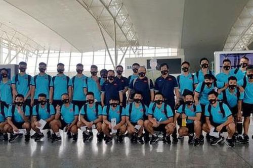 Đội tuyển Việt Nam đến UAE, Văn Lâm cổ vũ các đồng đội từ Nhật Bản