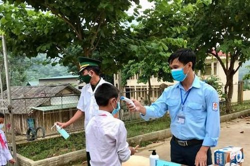 Học sinh mắc COVID-19 khi đến trường học tập trung