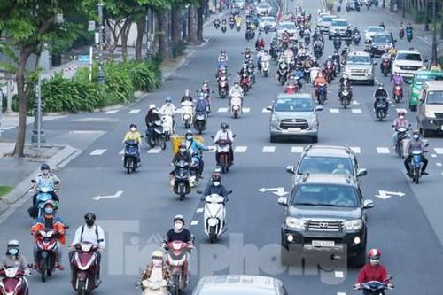 Đường phố TPHCM nhộn nhịp trong sáng đầu tiên 'mở cửa'