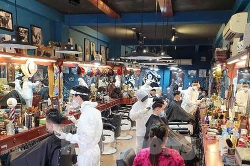 Thợ cắt tóc 'mệt mà vui' khi lại được... 'múa kéo'