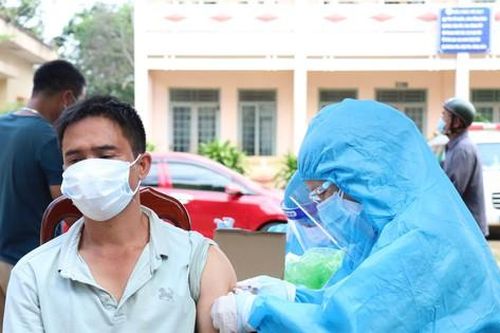 Dùng xe lưu động tiêm vắc xin phòng COVID-19 tại ổ dịch cộng đồng Buôn Ma Thuột