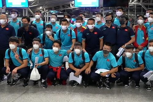 Thầy trò HLV Park ra sân bay sang UAE lúc nửa đêm, chuẩn bị chạm trán TQ