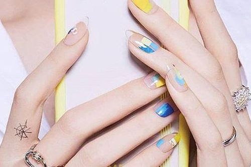 Sốc: Kiếm được 300 triệu sau 2 giờ nhờ có... bàn tay đẹp