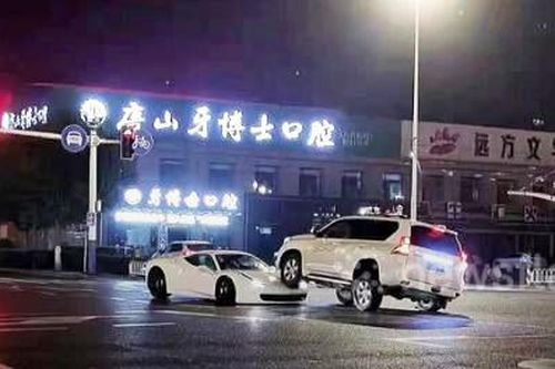Toyota Land Cruiser Prado 'đội đầu' siêu xe Ferrari