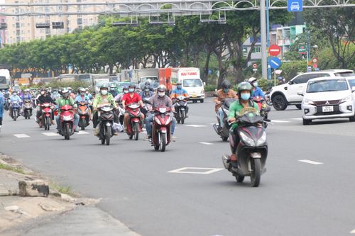 Ngày đầu nới lỏng giãn cách ở TP.HCM: Nhịp sống dần sôi động trở lại