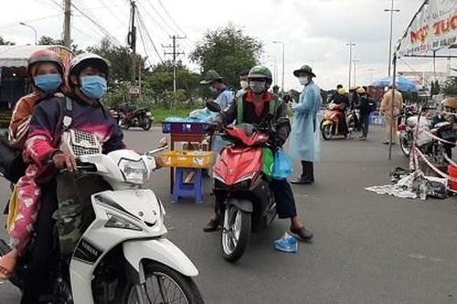 Cảnh sát giao thông Vĩnh Long phát cơm, nước cho người dân về quê tự phát