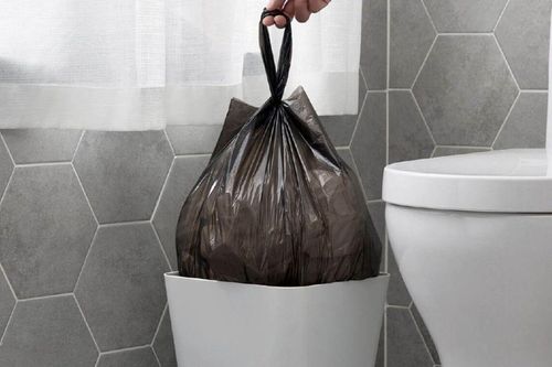 Mở túi nilon bọc kín vứt trong toilet ở nhà, người đàn ông hoảng hốt báo ngay cảnh sát