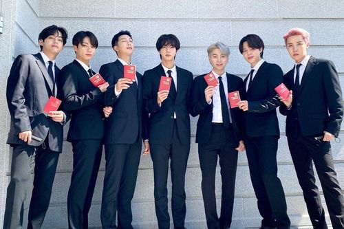 Knet khó chịu khi công ty lấy hộ chiếu ngoại giao của BTS trưng bày triển lãm để kiếm tiền