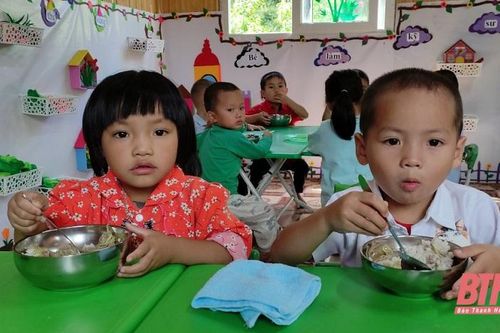 Những bữa ăn bán trú đầu tiên ở lớp học mầm non Son - Bá - Mười