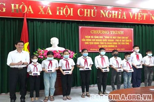 Đồng chí Chủ tịch UBND tỉnh thăm và tặng quà Chương trình 'Sóng và máy tính cho em' tại huyện Mường La