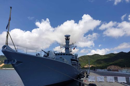 Khinh hạm Anh HMS Richmond cập cảng Cam Ranh, bắt đầu chuyến thăm Việt Nam
