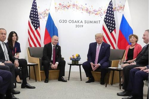 Nga phủ nhận dùng nữ phiên dịch xinh đẹp làm ông Trump phân tâm năm 2019