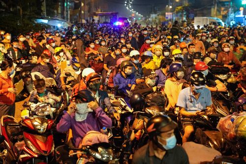 Người dân ồ ạt về quê, TP.HCM giải bài toán thiếu lao động thế nào?