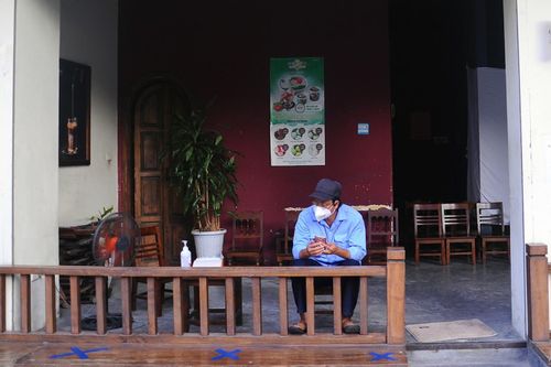 Không được ngồi hàn huyên tại chỗ, các quán cà phê Hà Nội ế ẩm
