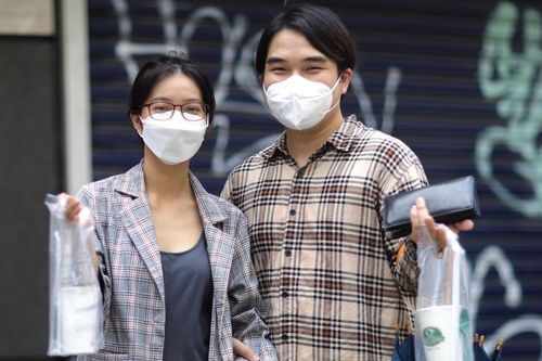Ra đường, thoát khỏi 4 bức tường sau 4 tháng ở nhà vì phong tỏa