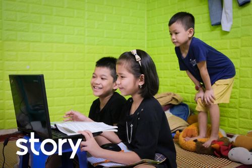 Chiếc laptop không hoàn hảo giúp trẻ em nghèo học online