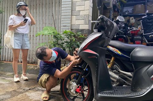 Nữ giới sống một mình ở TP.HCM xoay xở vì xe hỏng hậu phong tỏa