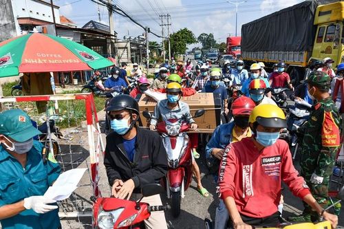 500 người định thông chốt khi bị chặn lại ở Bình Dương