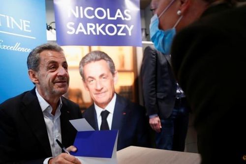 Cựu Tổng thống Pháp Nicolas Sarkozy đi ký tặng sách dù bị kết án tù
