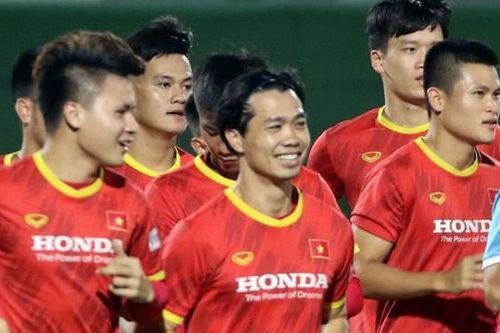 Bóng đá Việt Nam hôm nay: Đội tuyển Việt Nam hứng khởi tập luyện. Văn Thanh chấn thương