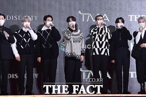 BTS và dàn sao K-pop bịt kín mít tại thảm đỏ TFMA 2021