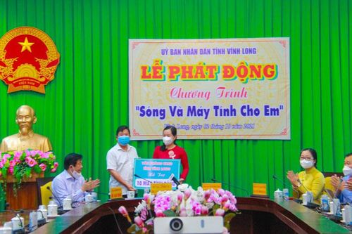 Vĩnh Long vận động hơn 3 tỷ đồng và 1.039 máy tính bảng cho chương trình 'Sóng và máy tính cho em'