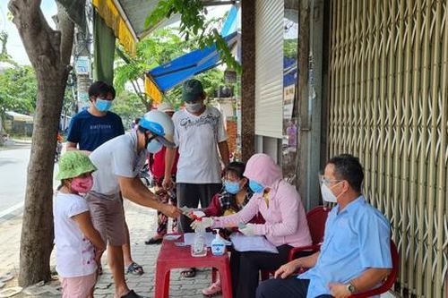 Đến 19 giờ ngày 2-10, gần 270.000 người dân TPHCM đã nhận hỗ trợ đợt 3