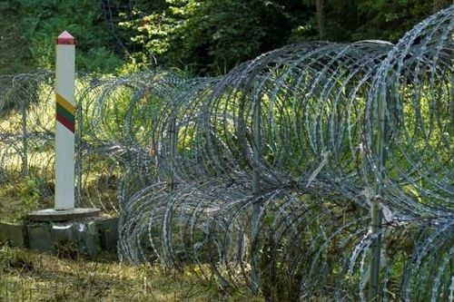 Hungary kêu gọi chặn làn sóng di cư mới, Litva và Latvia dựng hàng rào ở biên giới với Belarus