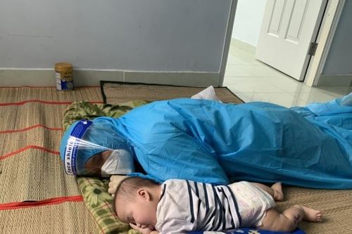 7 người trong gia đình 'thoát' F0, hai anh em trở thành 'bảo mẫu' tại bệnh viện dã chiến