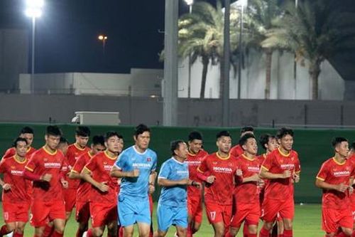 Đội tuyển Việt Nam tập buổi đầu tiên tại UAE, Văn Thanh bị đau nhẹ